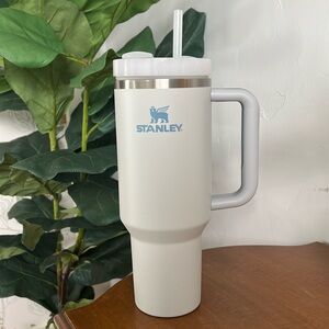 Stanley Quencher Flowstate Tumbler 40 oz, color- fog, EUC